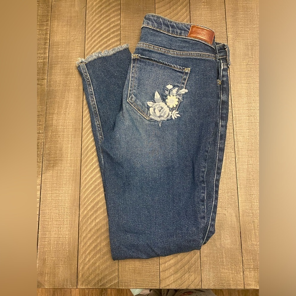 Hollister low-rise super skinny vintage floral embroidered distressed jeans